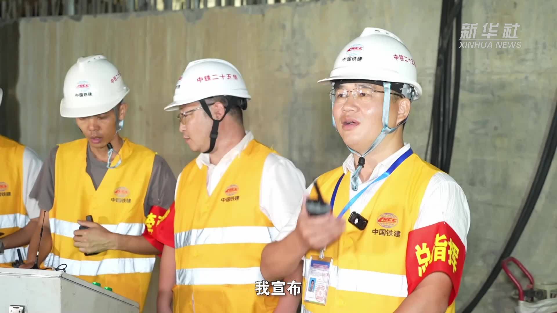 广西防城港：重达3.6万吨的转体桥成功转体