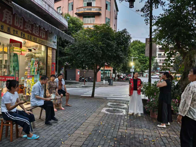 抓群众聚集时机以“拉家常”科普群防群治有关知识