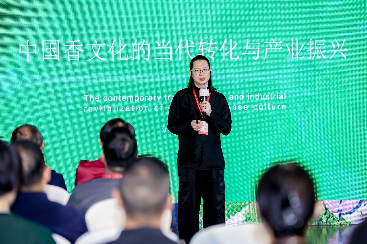 在张家界大峡谷香文化周的行业沙龙上,太月香学创始人罗子杰做“中国香文化的当代转化与产业振兴”开题分享。