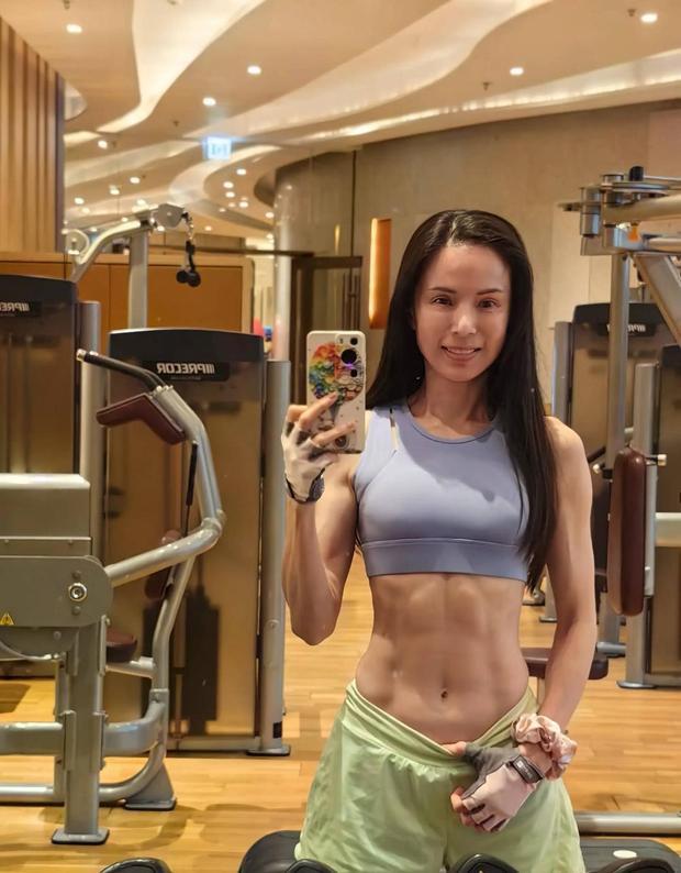 60岁李若彤晒健身照大秀腹肌马甲线