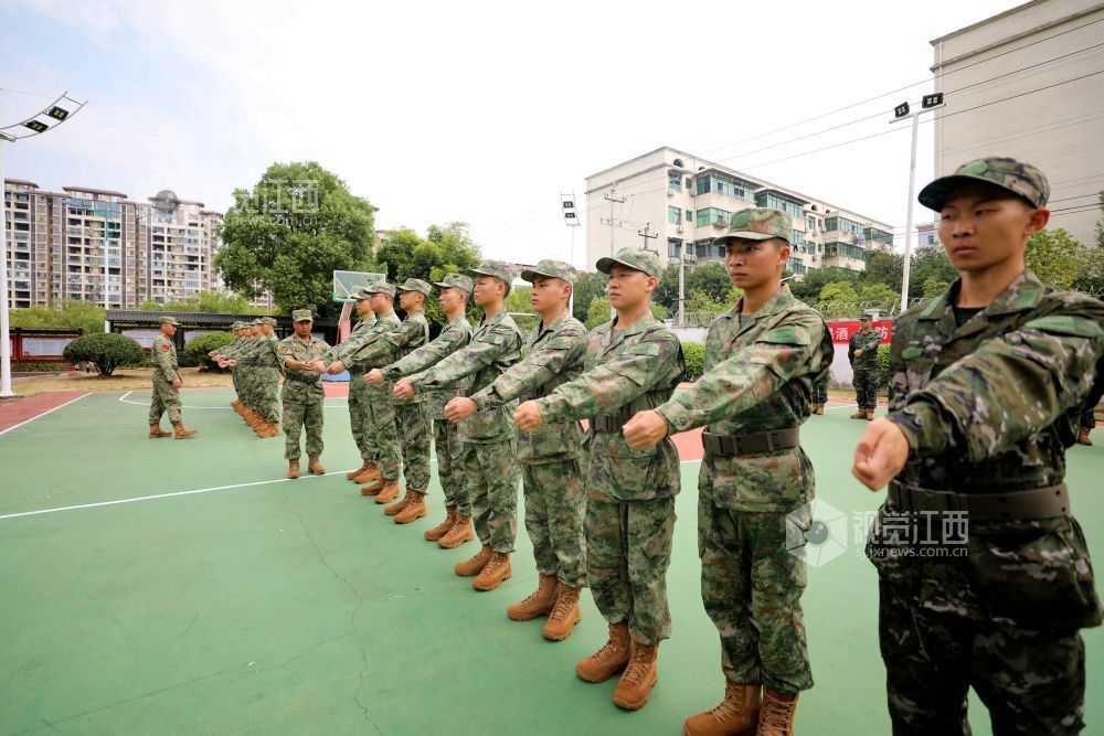 2026年9月15日，江西省吉安市峡江县人民武装部，预定新兵在教官的指导下进行役前教育。