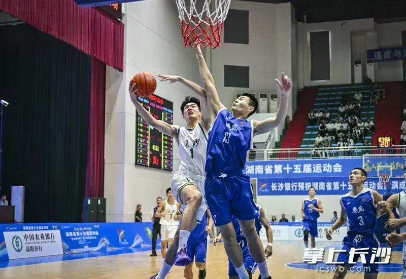 9月13日,省运会青少年组五人制男篮决赛,长沙队以93比64大胜娄底队,拿下冠军。图为长沙队陈林在比赛中上篮。