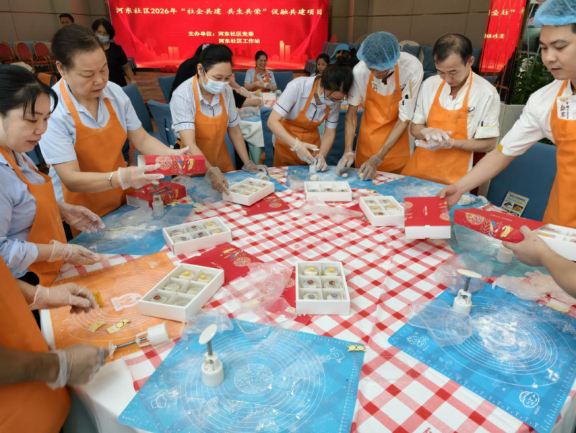 中秋社企共融暖人心,西乡街道河东社区携手东江海辉酒楼共制冰皮月饼