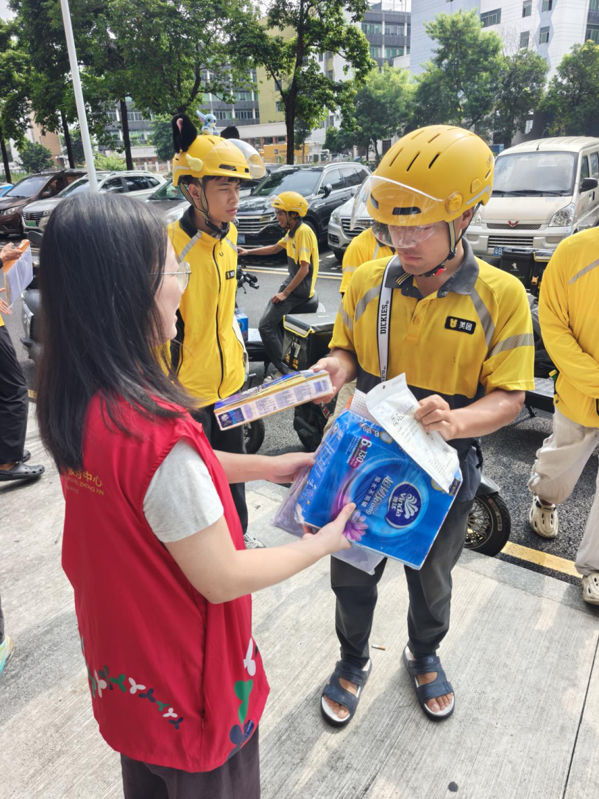 暖心关爱新业态 温情凝聚新力量——西乡街道蚝业社区开展外卖小哥走访慰问活动
