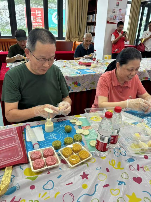 情暖中秋&middot;致敬老兵——西乡街道退役军人服务站举办中秋月饼制作主题活动