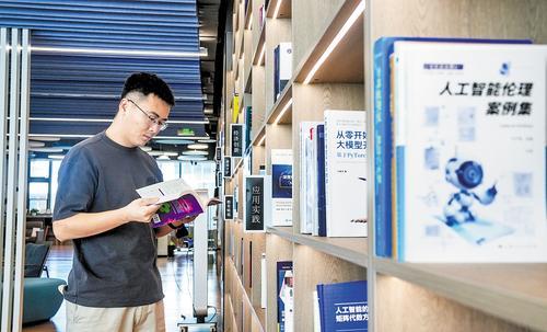 9月11日，杨宏伟在社区图书角查阅资料。
