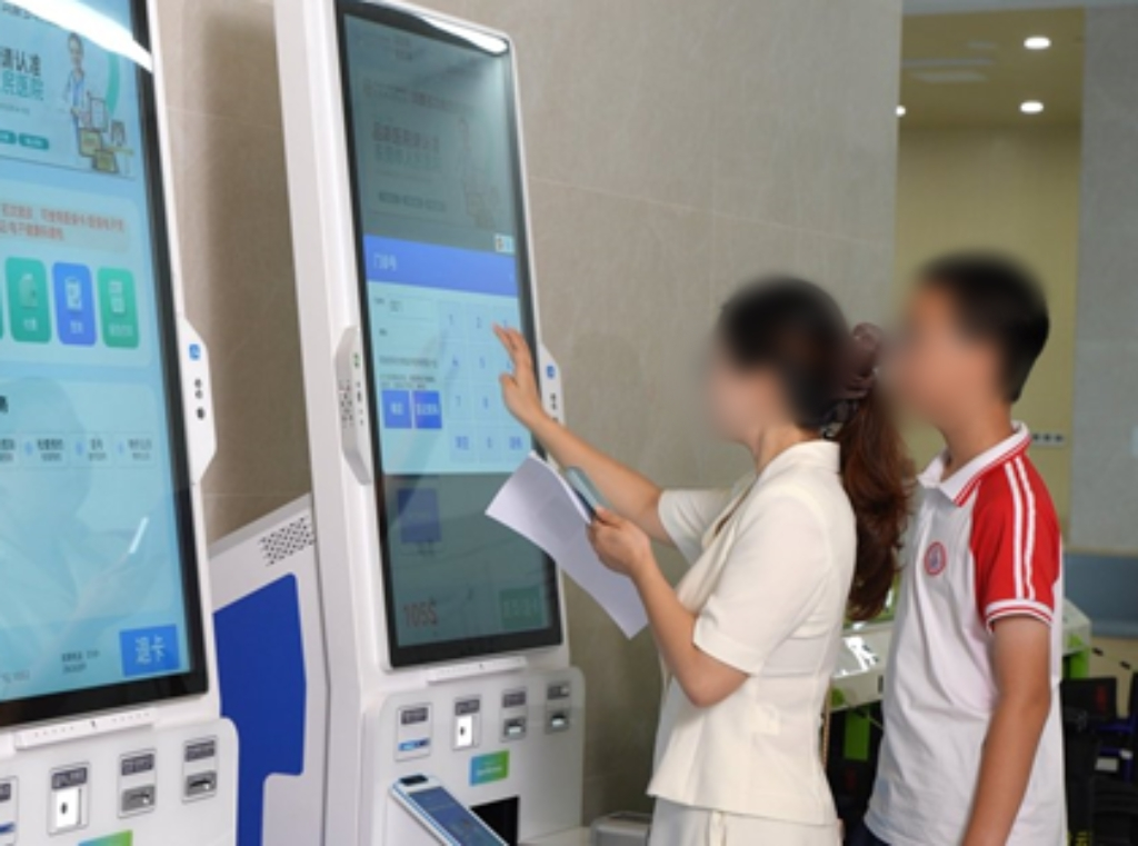▲市民在使用鸿蒙自助机