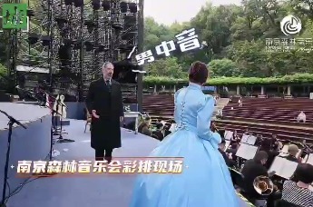 参演南京森林音乐会的两位意大利歌唱家走进南京明孝陵