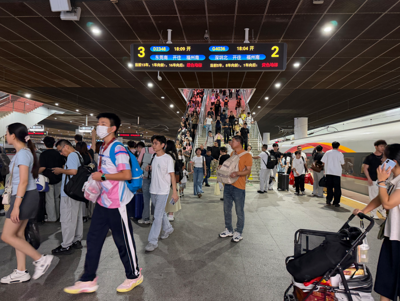 预计单日发送旅客41.3万人次创新高,深圳北站再现“人从众”景象