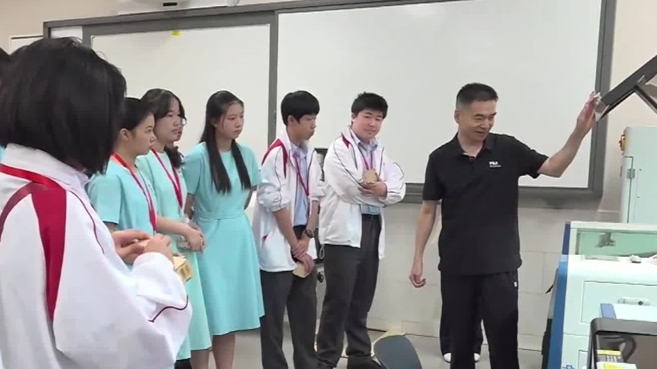 港澳学生体验北京学校智能制造课