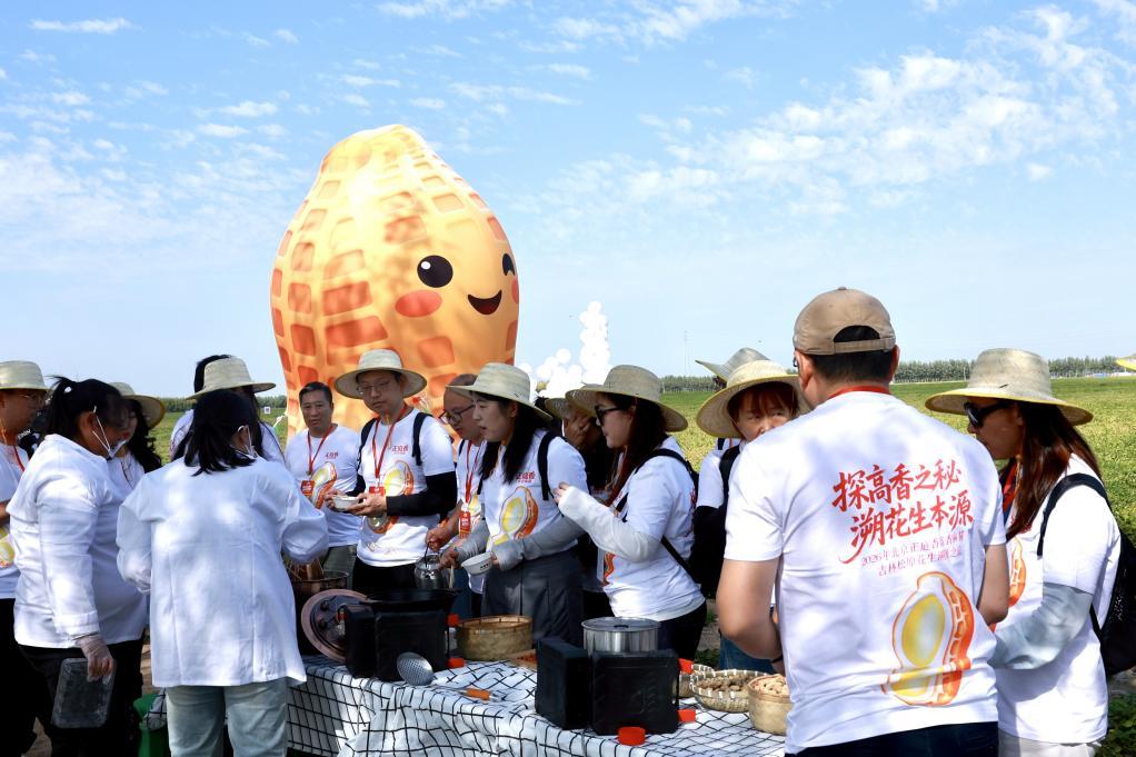 媒体记者现场体验鲜煮花生