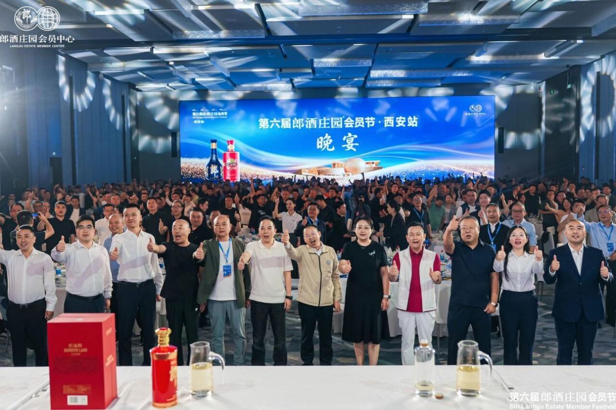 ▲主题晚宴期间,会员朋友与嘉宾共品洞藏老酒、红运郎、青花郎等佳酿,共鉴洞藏陈香、郎味十足