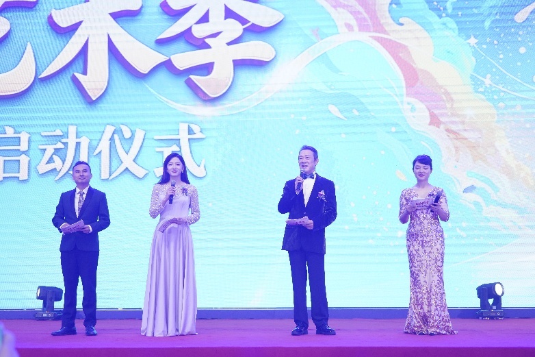 主持人(从左至右)陆洋、颜子娟、赵保乐、张红梅
