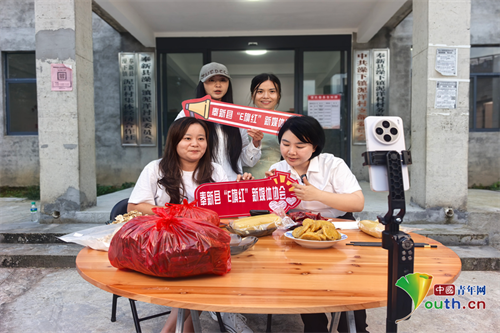网络主播在泥洋村委会搭起简易直播台带货。奉新县融媒体中心供图