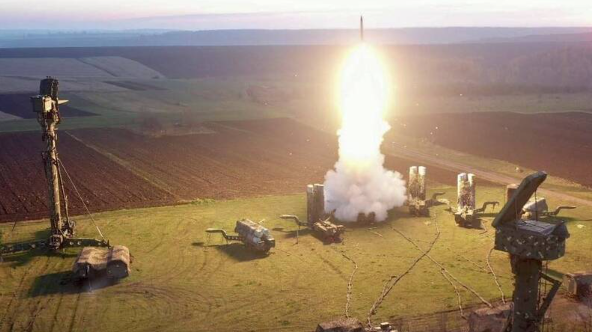 有观点认为，S-300 Clone并非直接仿制苏联时代S-300拦截弹，而是重新设计、采用更现代化导引系统的新型武器。