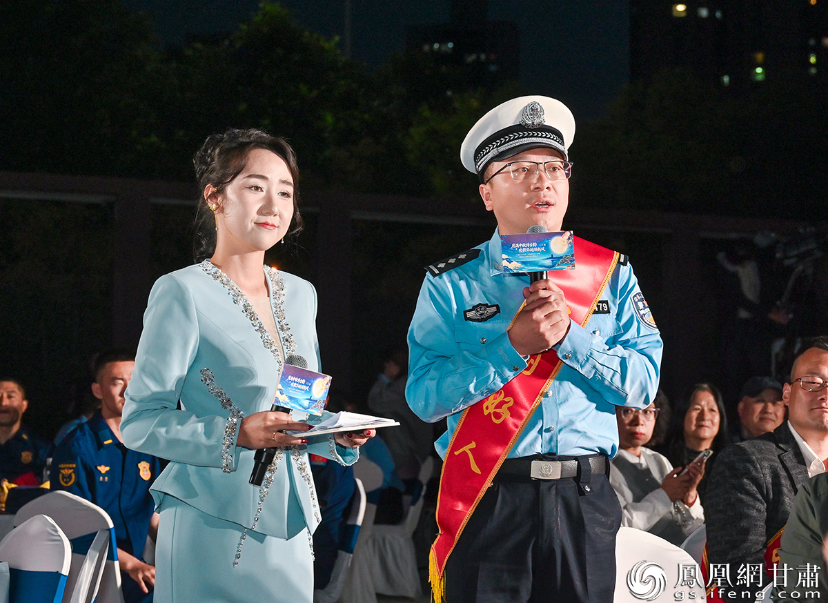 中国好人、兰州市公安局交警支队龚家湾大队交警赵磊(前右)分享守护团圆的故事