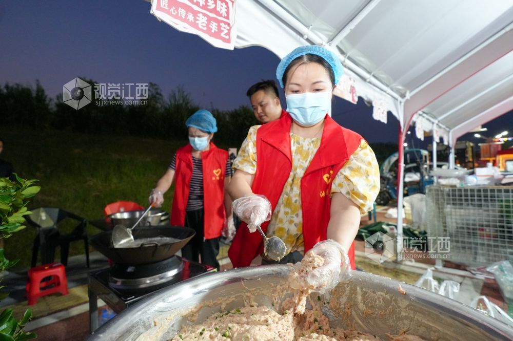 2026年9月20日，萍乡湘东区老关镇仁村村、油塘村的村书记在龙舟夜市为村民开直播，助力仁村哈密瓜，油塘皮蛋、现做手工肉丸等湘东农特产品走向市场。