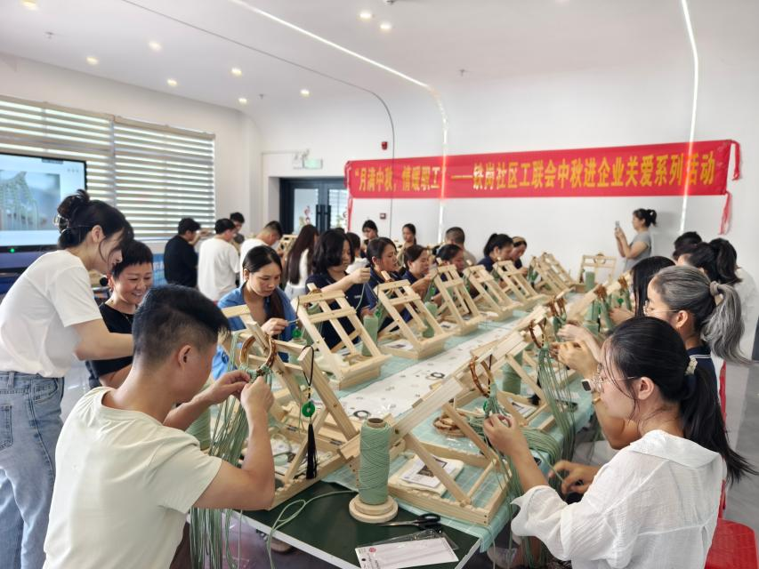 月满中秋,情暖职工——铁岗社区工联会中秋进企业关爱系列活动圆满收官