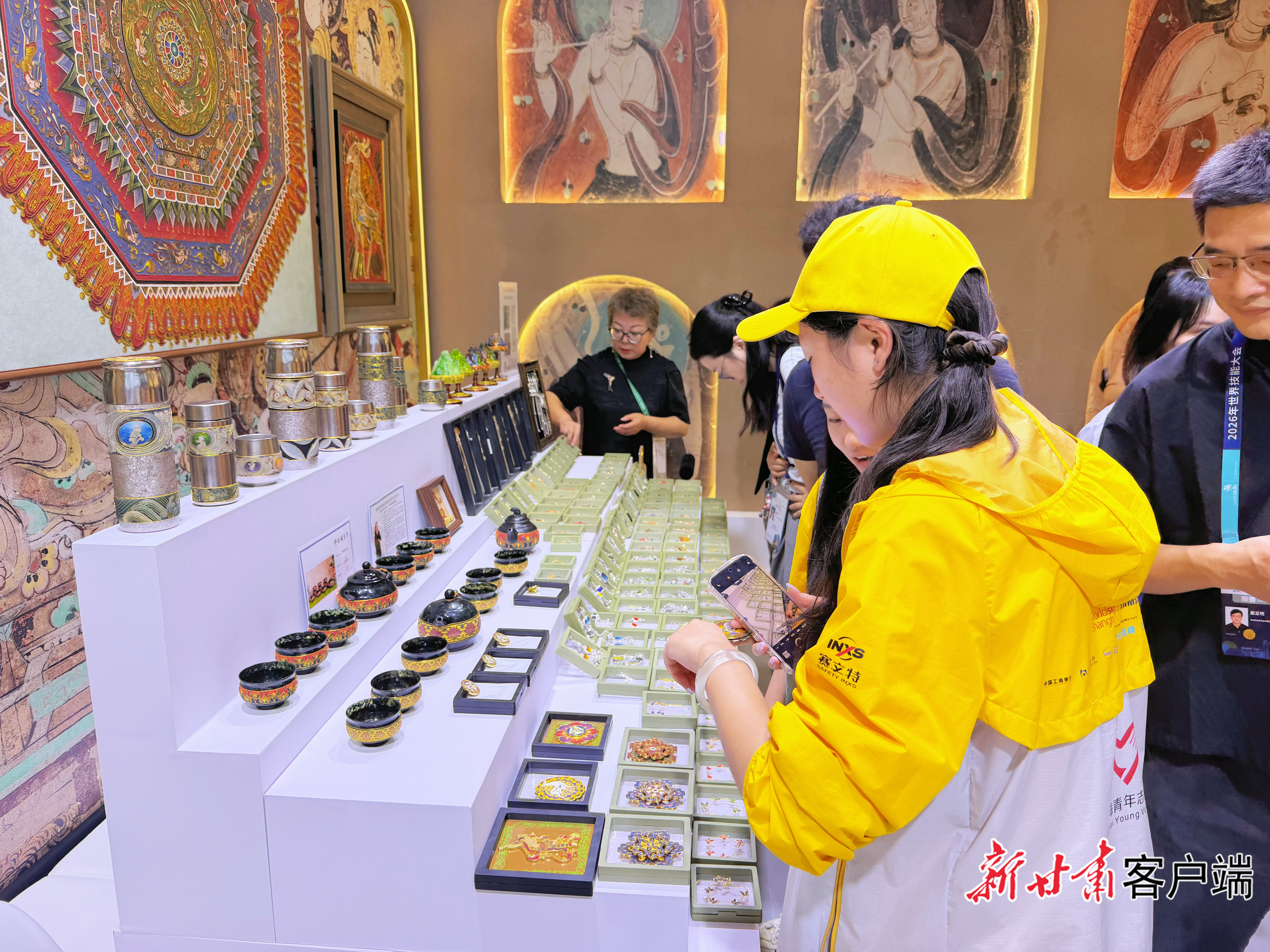 参观者选购掐丝珐琅文创产品