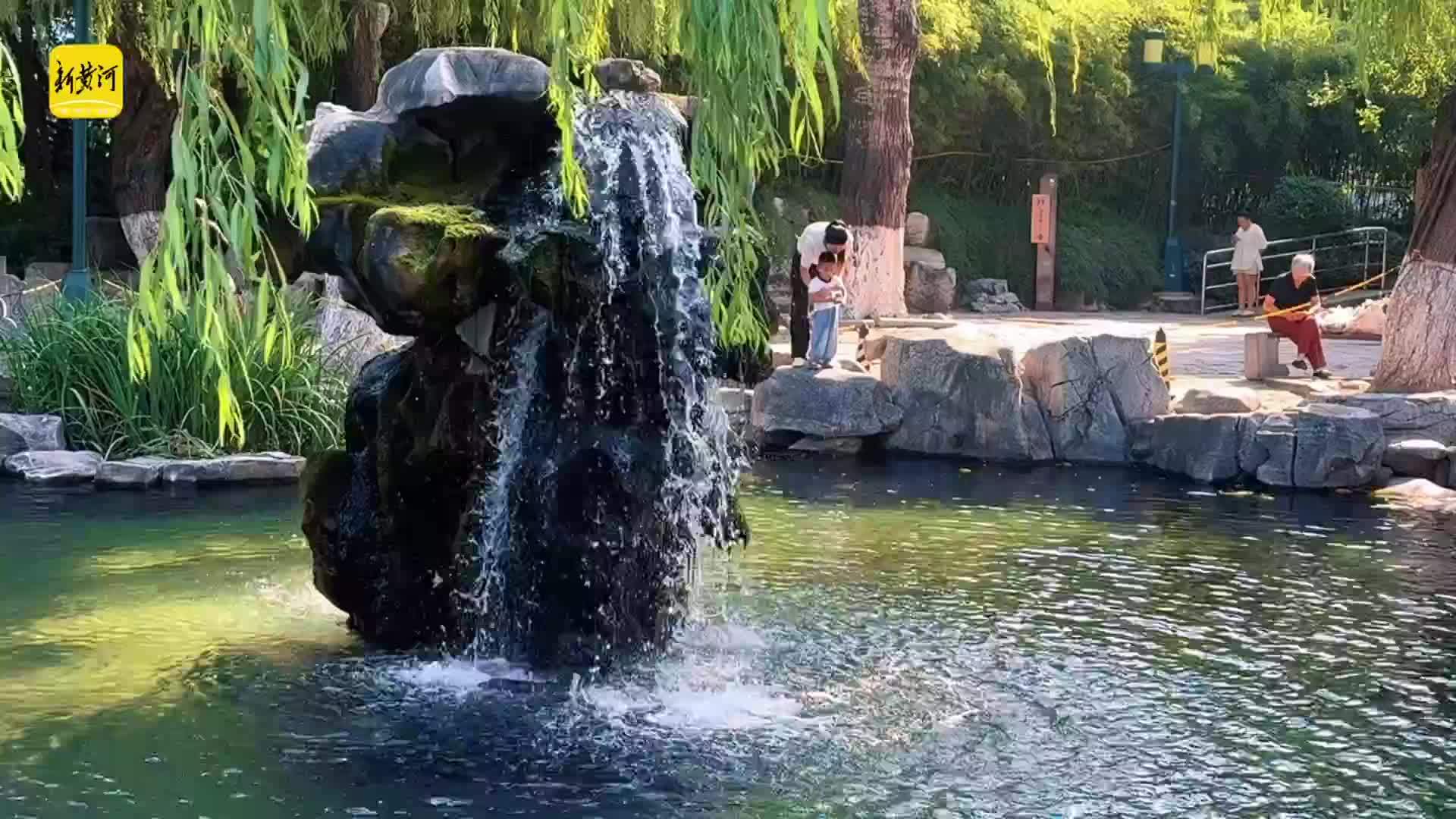 秋分赏泉，济南月牙飞瀑奔涌醉游人