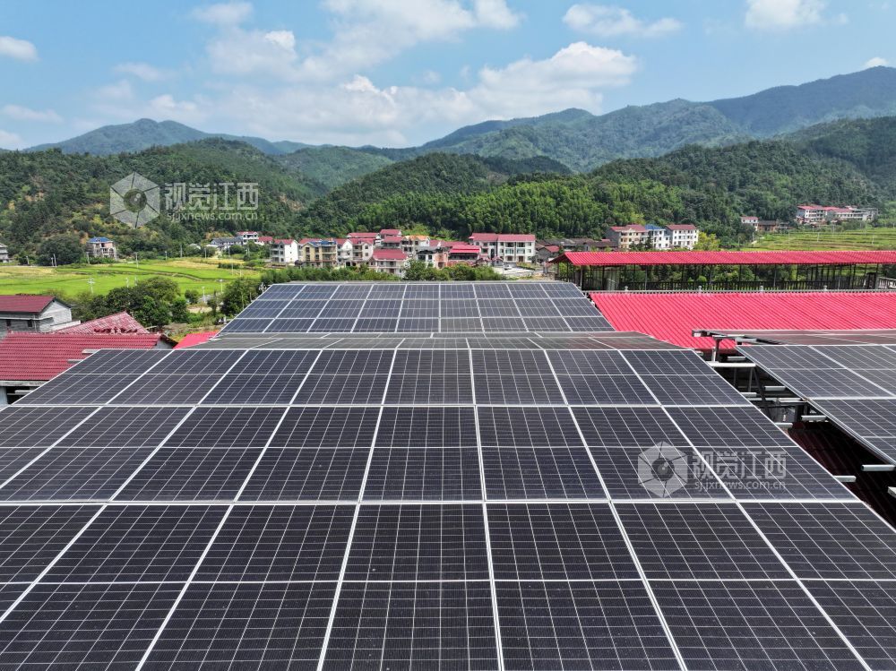 2026年9月20日,江西省吉安市泰和县小龙镇瑶岭村,农房屋顶光伏发电站为乡村振兴提供源源不断的清洁电能。