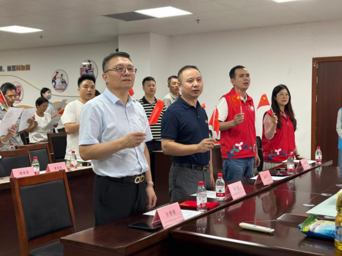 党建引领暖银龄 科技护老迎国庆 ——西乡街道南昌社区联合智能穿戴行业协会开展双节敬老公益行
