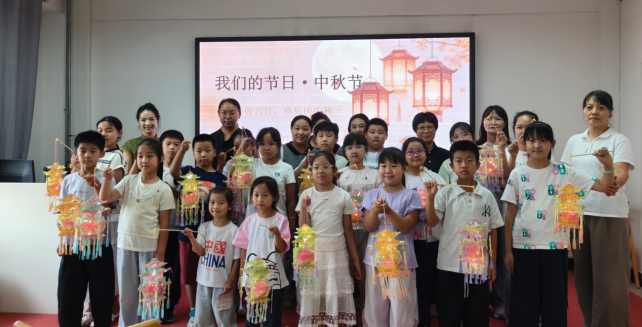 宁晋县举办“巧手制宫灯 书香迎月圆”亲子手作公益活动