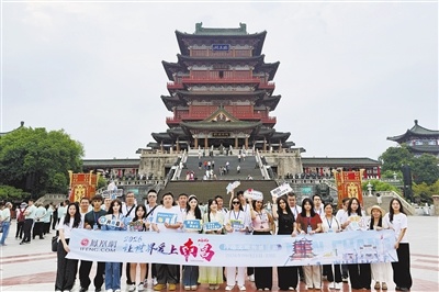 采风团打卡滕王阁