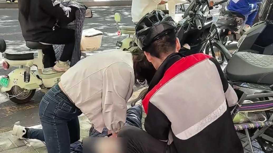 八旬老人倒地昏厥　街头上演生命接力