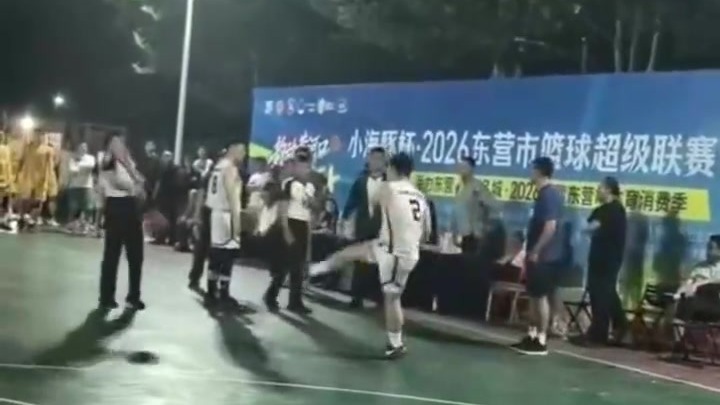 篮球赛球员一脚抽射击中裁判面部，裁判瞬间后仰栽倒