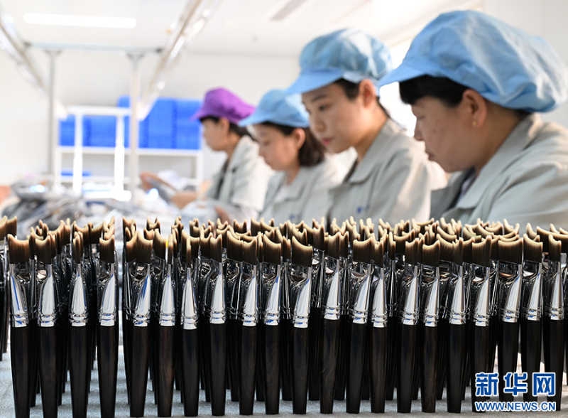 青县一家化妆刷生产企业的员工在车间内包装化妆刷(资料图)。新华社记者 牟宇 摄