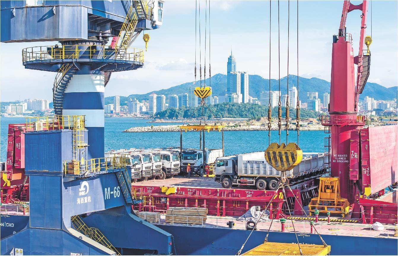 针对不同设备创新研发的吊具助力“中国制造”高效出海。
