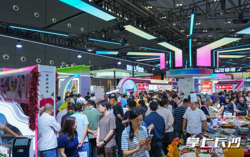 第十一届中国国际食品餐饮博览会圆满落幕,展会期间长沙馆人气火爆。 长沙晚报全媒体记者 邹麟 摄