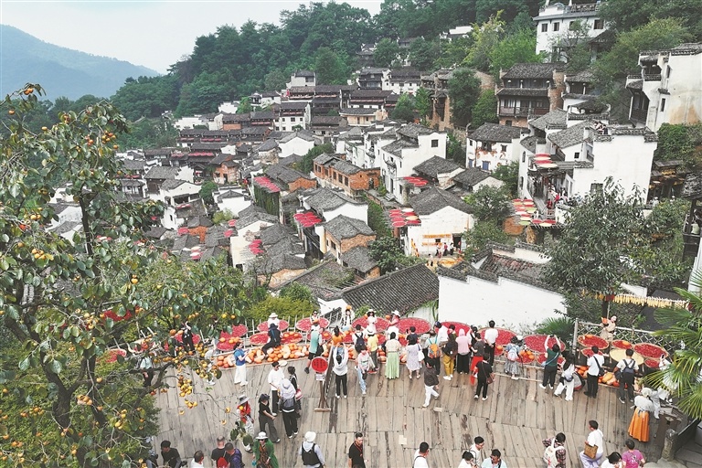 婺源县：晒秋迎丰收（图）