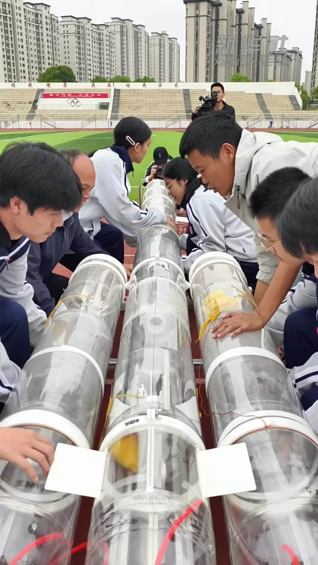 老师带学生用塑料桶“手搓”4米高水火箭