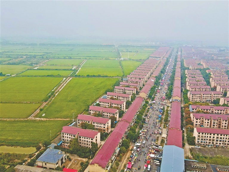 航拍下的新建区恒湖大集（图）