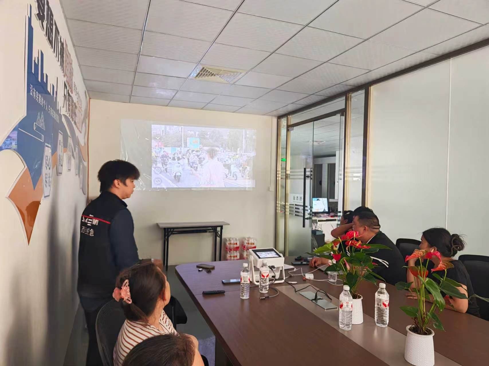 西乡街道开展交通安全宣传劝导活动 筑牢园区出行防线