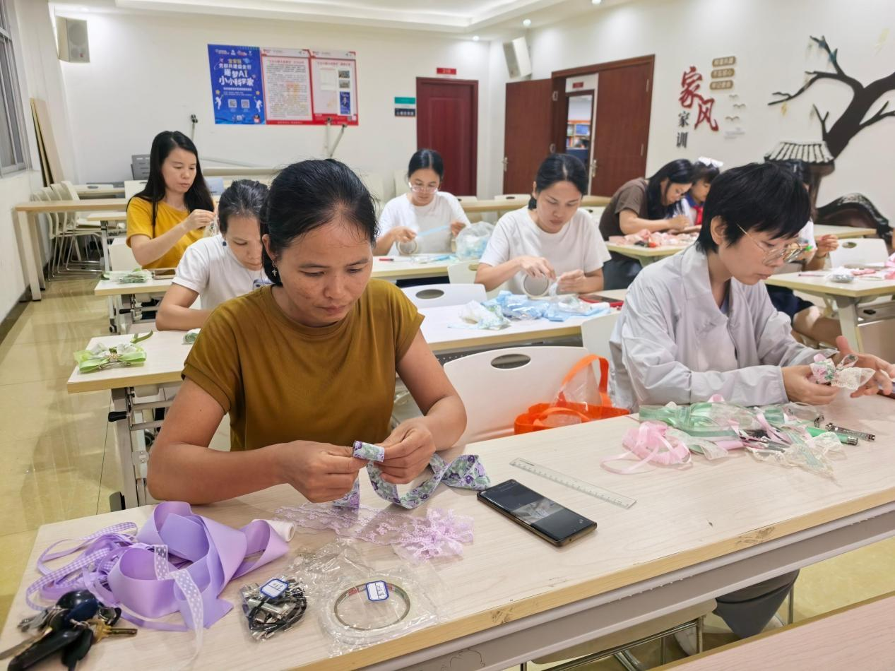 巧艺赋能绽芳华 邻里互助促成长——西乡街道凤凰岗社区手工赋能小组圆满落幕
