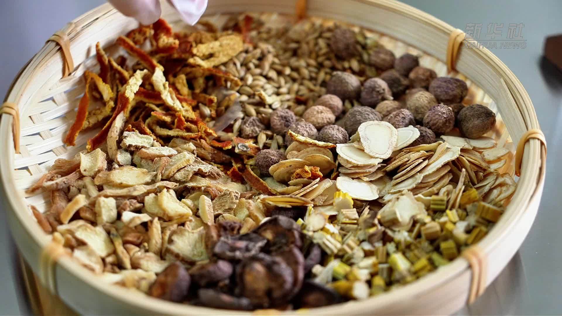 云南文山中医院为患者制作精美“中药月饼”