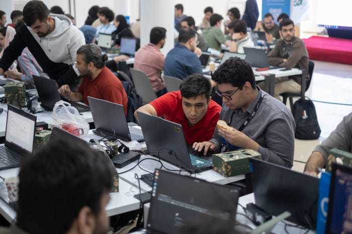 一名程序员在伊朗Tech Olympics上的照片