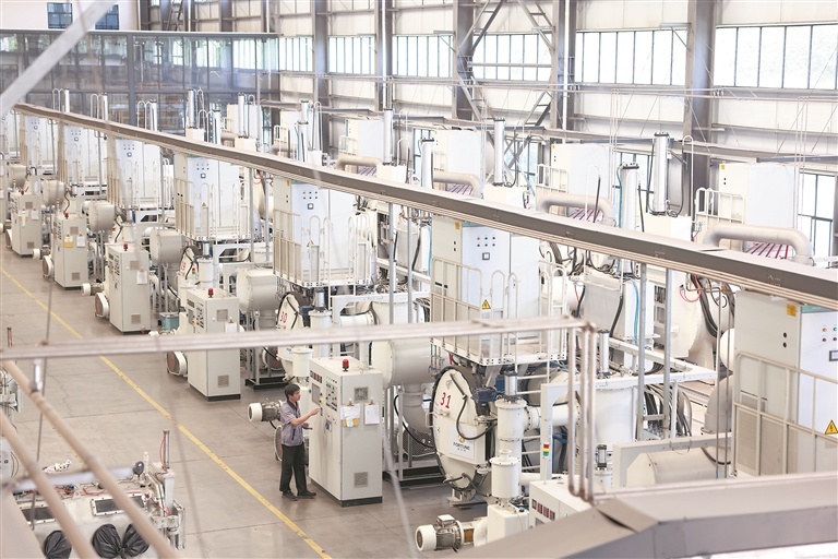 位于赣州经开区的赣州富尔特电子股份有限公司生产车间内,工人在赶制订单。通讯员 潘 萍摄