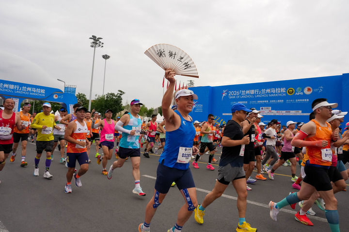 2026兰州马拉松开赛现场 新华每日电讯记者 郎兵兵 摄
