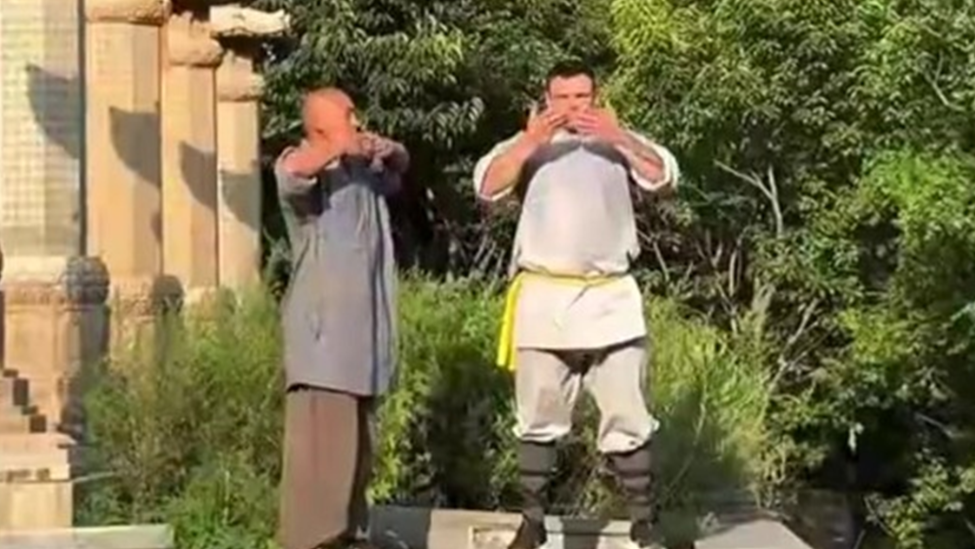 外国运动员分享少林武术修行，引用名言：“胜人者有力，自胜者强”