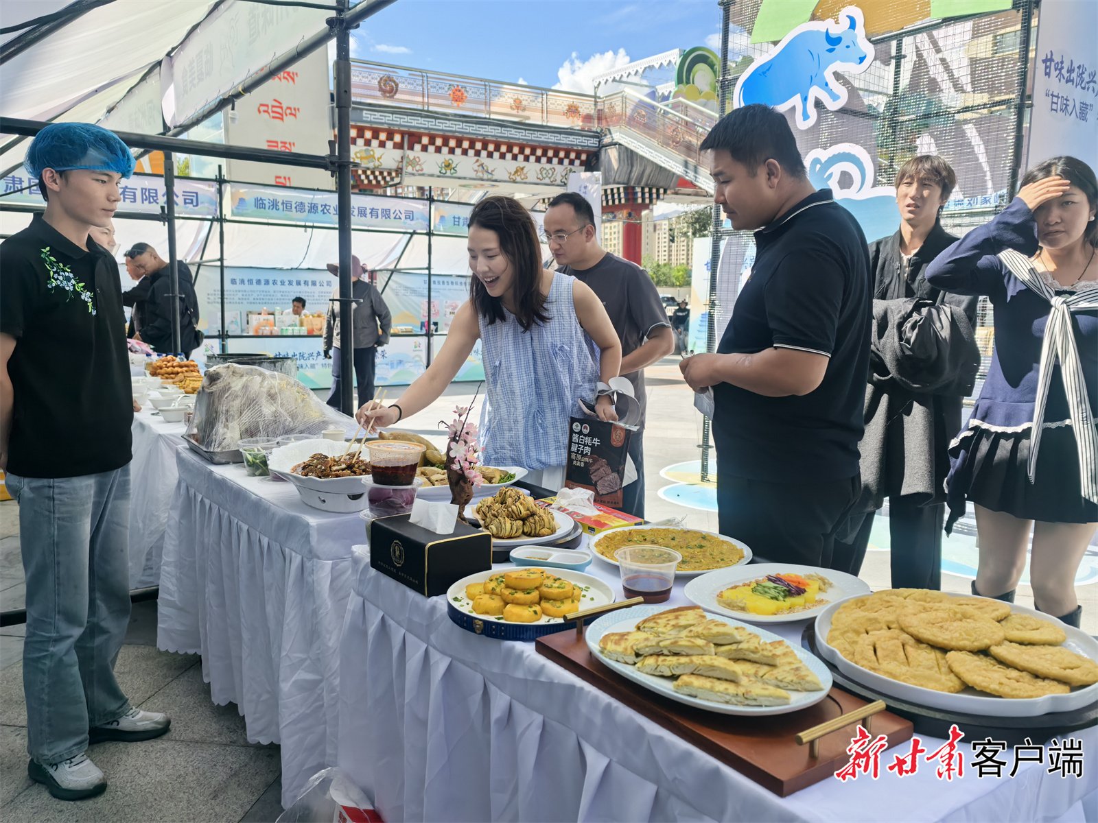 拉萨市民品尝“甘味”美食