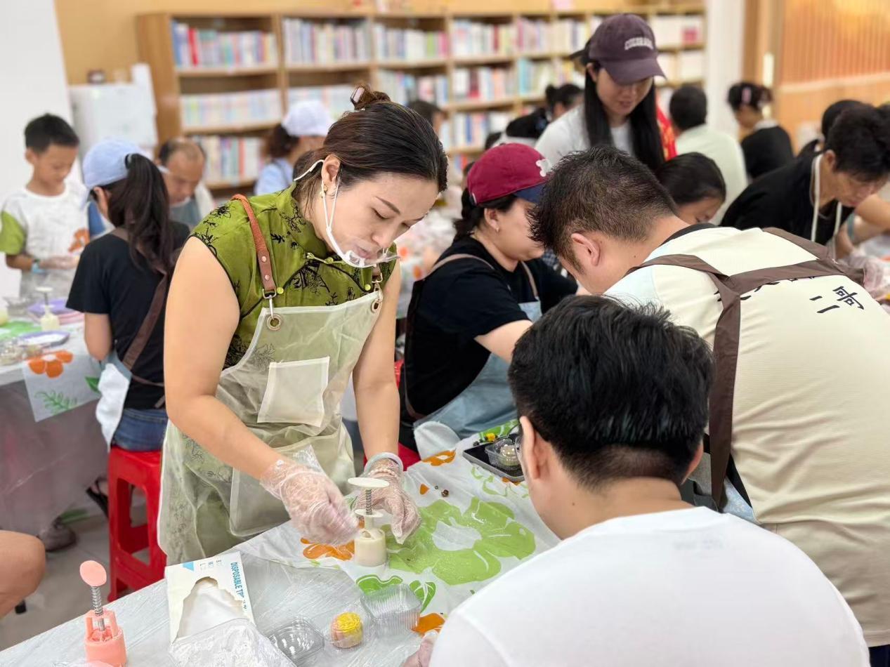 搓出团圆味!南昌社区冰皮月饼DIY让邻里“甜”在一起