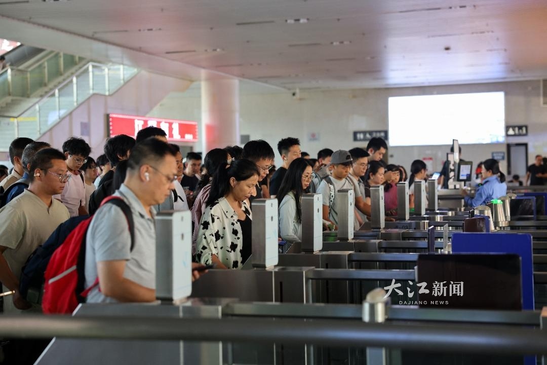 宜春站旅客在闸机前排队准备检票进站。摄影|通讯员吴楚月