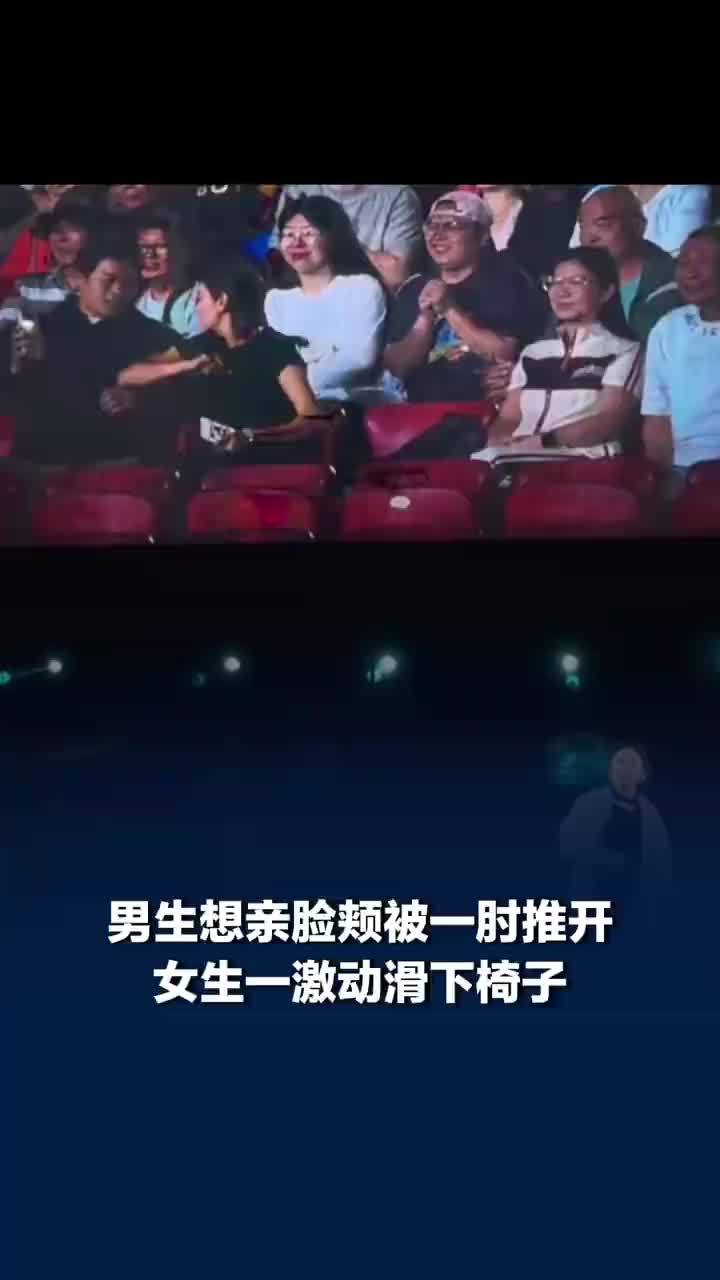 景区互动镜头里男生想亲被女生肘开