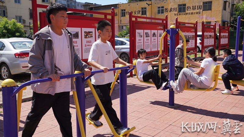 孩子们在小区健身区锻炼。长城网·冀云客户端记者 杨泽 摄