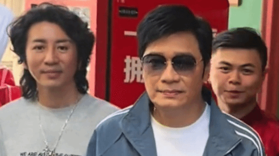 63岁罗嘉良现身引热议 下车脚步沉重网友担忧身体
