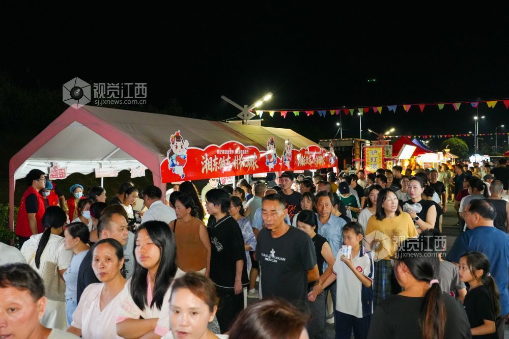 2026年9月20日，萍乡湘东区老关镇仁村村、油塘村的村书记在龙舟夜市为村民开直播，助力仁村哈密瓜，油塘皮蛋、现做手工肉丸等湘东农特产品走向市场。
